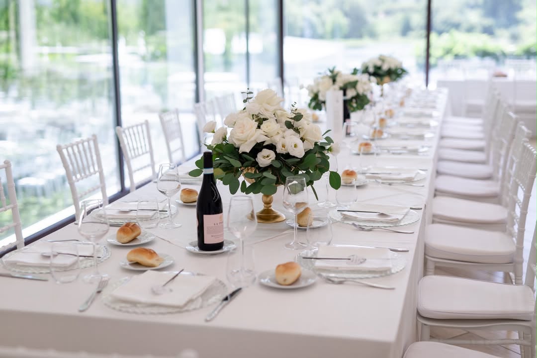 Tavoli degli invitati allestiti per il ricevimento di matrimonio